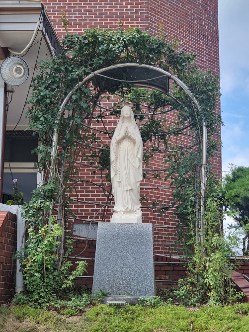 청주 봉명동성당 성모동산 성모상