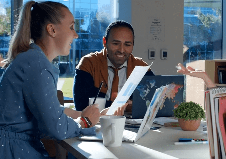 마주앉아 상담하는 남녀