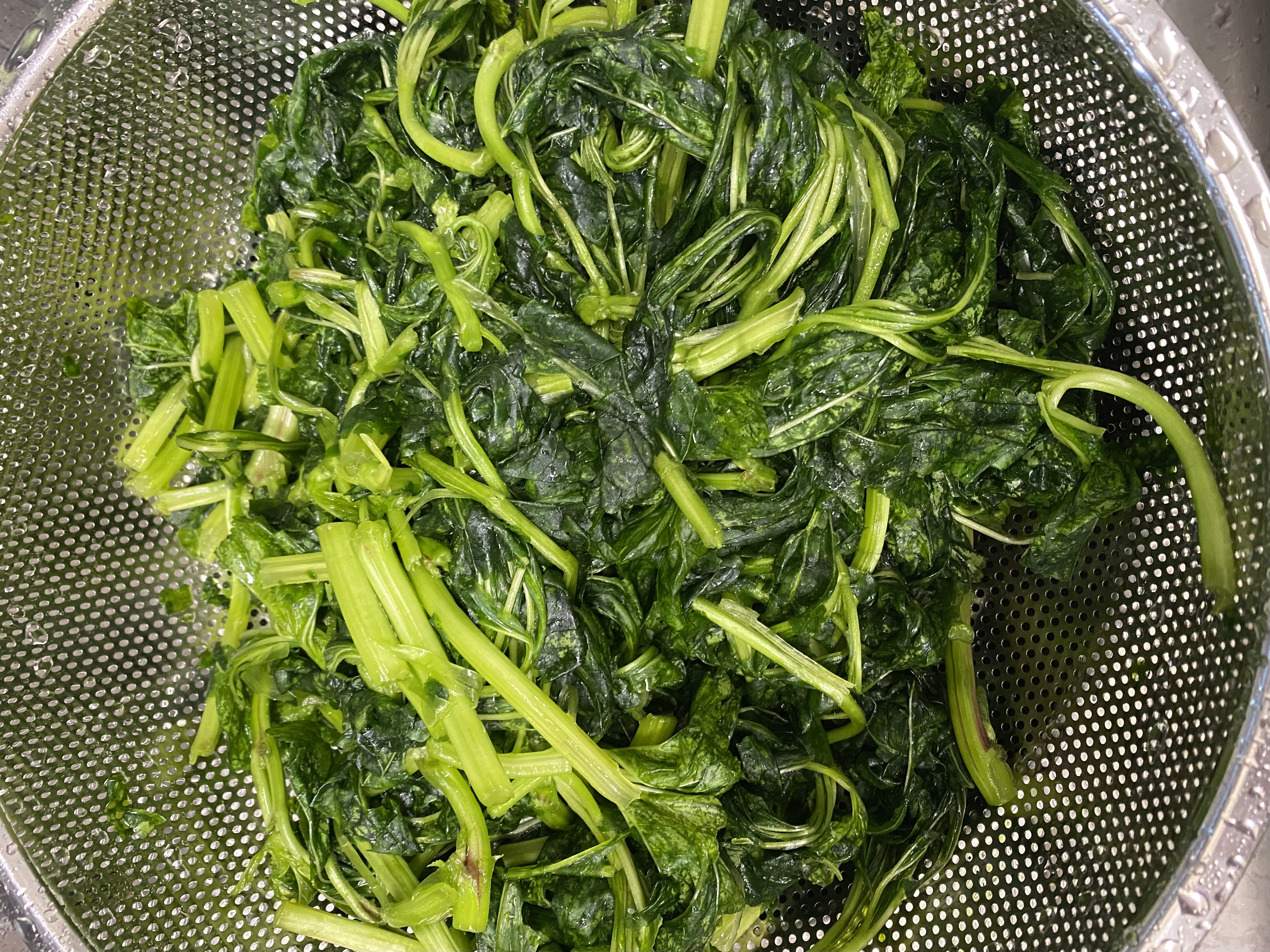 손질하고 치대고 난뒤 씻은 아욱