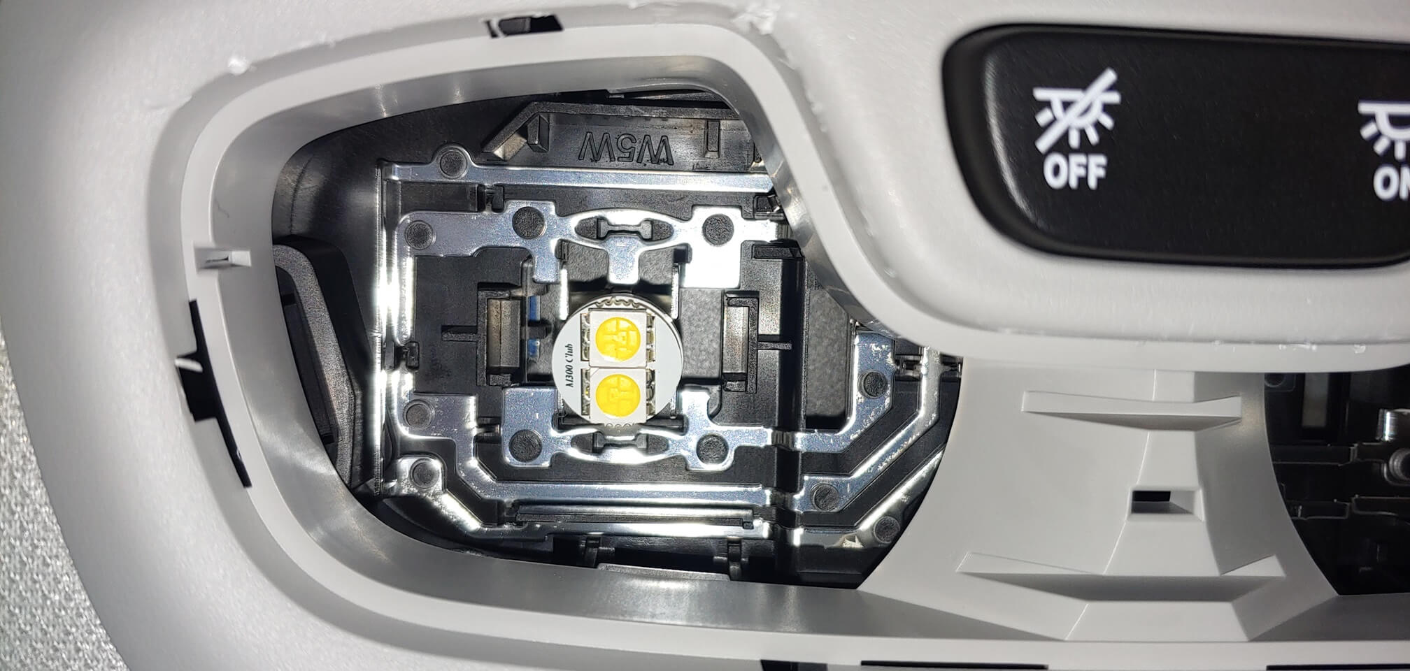 실제 차주가 알려주는 쉐보레 트랙스 크로스오버 - LED 실내등(전등) 교체하기