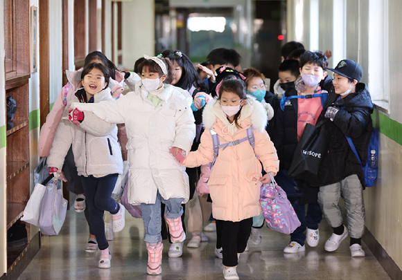 초등학교에서 학생들이 하교하고 있다. [사진=뉴시스]