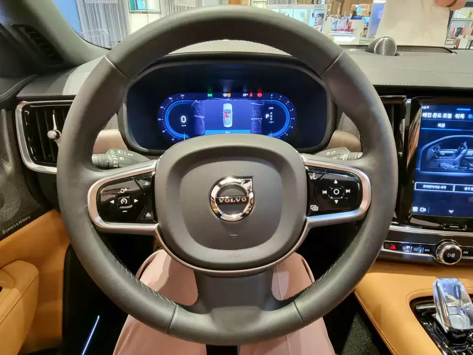 볼보 S90의 운전대는 생각보다 가볍고 부드러웠습니다.