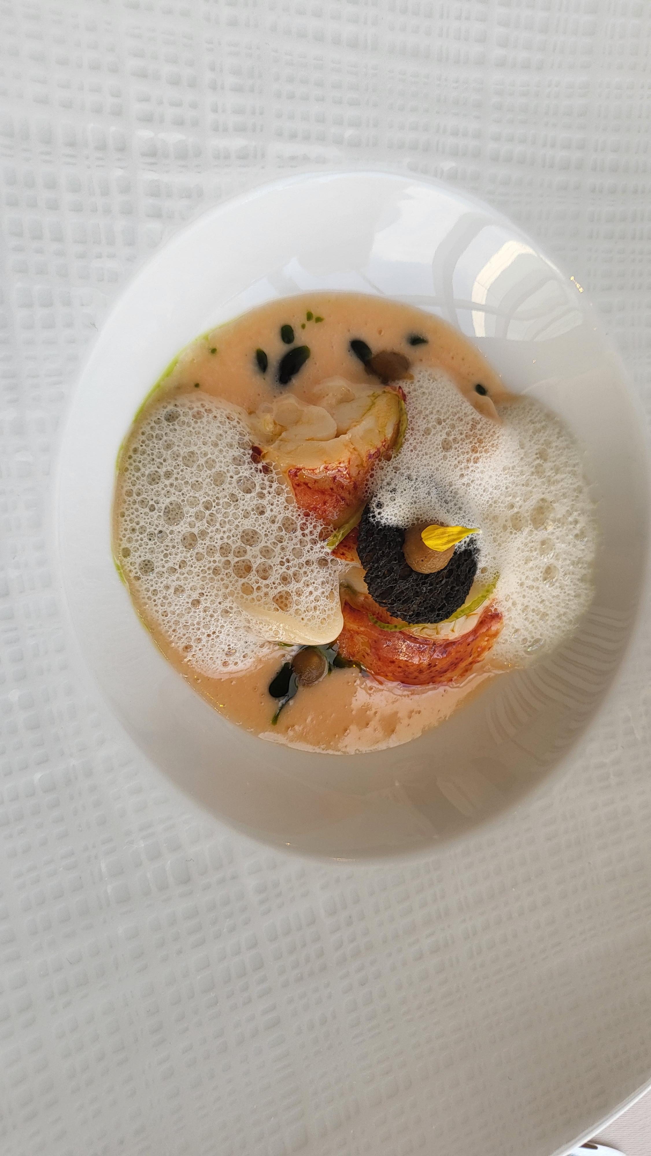 천천히 익힌 랍스터와 카펠레티, 오미자 글레이징, 사과 컨디먼트, 레몬 밀크폼