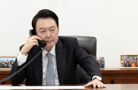 윤석열 대통령이 29일 서울 용산 대통령실에서 볼로디미르 젤렌스키 우크라이나 대통령과 전화 통화를 하고 있다.