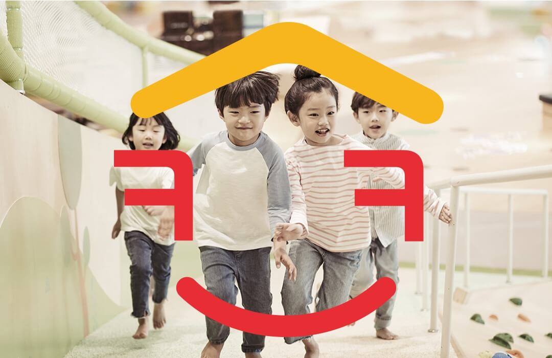 아이들-네명이-앞으로-뛰어가고-있는-사진