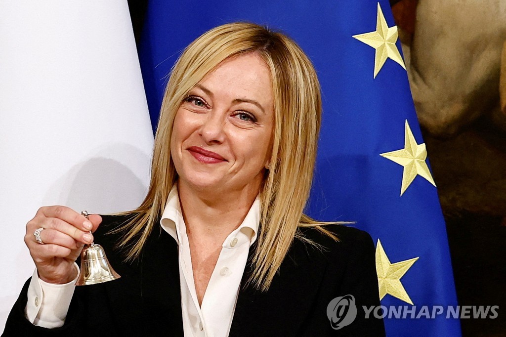 이재명 대통령이 유럽 순방의 두 번째 일정으로 이탈리아를 국빈 방문하며 본격적인 외교 행보에 나섰습니다. 이번 방문은 단순한 의전 차원을 넘어 경제 협력 확대&amp;#44; 첨단산업 교류&amp;#44; 교황청과의 한반도 평화 논의까지 포함된 중요한 외교 일정으로 평가받고 있습니다. 오늘은 이재명 대통령의 이탈리아 국빈 방문 주요 일정과 의미를 정리해보겠습니다. 이재명 대통령&amp;#44; 이탈리아 국빈 방문 시작 이재명 대통령은 10일(현지시간) 이탈리아 로마 피우미치노 국제공항에 도착하며 국빈 방문 일정을 시작했습니다. 이번 방문은 세르지오 마타렐라 대통령의 공식 초청으로 이뤄졌으며&amp;#44; 이탈리아 측은 레드카펫 환영 행사와 함께 군 의장대 도열 등 최고 수준의 국빈 예우를 제공했습니다. 마타렐라 대통령과 정상회담 이 대통령은 이탈리아 대통령궁에서 공식 환영식에 참석한 뒤 마타렐라 대통령과 정상회담을 가졌습니다. 양국 정상은 다음 분야의 협력 강화 방안을 논의했습니다. 경제 및 무역 협력 확대 첨단 제조업 협력 과학기술 공동 연구 문화 및 인적 교류 활성화 국제 안보 현안 협력 한국과 이탈리아는 이미 전략적 동반자 관계를 유지하고 있으며&amp;#44; 이번 정상회담을 통해 협력 수준을 한 단계 끌어올릴 것으로 기대되고 있습니다. 멜로니 총리와 세 번째 정상회담 이 대통령은 이어 조르자 멜로니 총리와 정상회담을 진행할 예정입니다. 이번 회담은: 2025년 유엔총회 2026년 멜로니 총리 방한 이후 세 번째 정상회담으로 알려졌습니다. 양국은 항공우주&amp;#44; 에너지&amp;#44; 바이오&amp;#44; 반도체 등 미래 산업 분야에서 실질적인 협력 방안을 논의할 예정입니다. 경제사절단과 비즈니스 라운드테이블 개최 이번 국빈 방문 기간 중에는 한-이탈리아 비즈니스 라운드테이블도 열립니다. 행사에는: 이재용 삼성전자 회장 최수연 네이버 대표 양국 주요 기업인들 이 참석할 예정입니다. 특히 반도체&amp;#44; 우주항공&amp;#44; 친환경 에너지&amp;#44; 바이오 산업을 중심으로 새로운 투자 기회와 협력 방안을 모색할 것으로 전망됩니다. 바티칸 방문과 교황 면담도 예정 이 대통령은 이탈리아 방문을 마친 뒤 바티칸을 방문할 예정입니다. 주요 일정은 다음과 같습니다. 평화와 연대를 위한 특별 미사 참석 레오 14세 교황 면담 교황청 국무원장 면담 대통령실은 한반도 평화 정착을 위한 국제사회의 관심과 지지를 요청할 계획이라고 밝혔습니다. 이번 국빈 방문의 의미는? 이번 이탈리아 국빈 방문은 단순한 외교 행사 이상의 의미를 지니고 있습니다. 특히: 유럽 외교 네트워크 확대 첨단산업 협력 강화 대유럽 경제 외교 강화 한반도 평화 외교 추진 등 실질적인 성과 창출 여부에 관심이 쏠리고 있습니다. 대통령실은 이탈리아를 &amp;quot;국익 중심 실용 외교를 유럽으로 확장하는 핵심 파트너&amp;quot;라고 설명했습니다. 마무리 이재명 대통령의 이탈리아 국빈 방문은 경제&middot;외교&middot;문화&middot;안보 분야를 아우르는 종합 외교 일정으로 평가받고 있습니다. 특히 한-이탈리아 정상회담과 경제인 간 교류&amp;#44; 교황청 방문을 통해 어떤 구체적인 성과가 도출될지 주목되고 있습니다. 향후 유럽 순방 일정과 함께 G7 정상회의를 앞둔 이 대통령의 외교 행보에도 관심이 집중되고 있습니다. SEO 키워드 이재명 이탈리아 국빈 방문&amp;#44; 이재명 대통령 이탈리아&amp;#44; 한이탈리아 정상회담&amp;#44; 이재명 멜로니 회담&amp;#44; 마타렐라 대통령&amp;#44; 이재용 이탈리아 방문&amp;#44; 교황 면담&amp;#44; 유럽 순방&amp;#44; G7 정상회의&amp;#44; 한이탈리아 경제협력