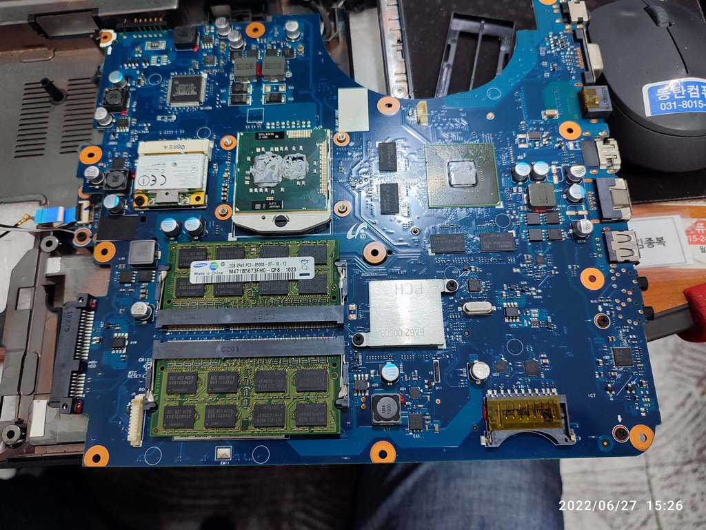 CPU와 칩셋 위 굳은 서멀 구리스