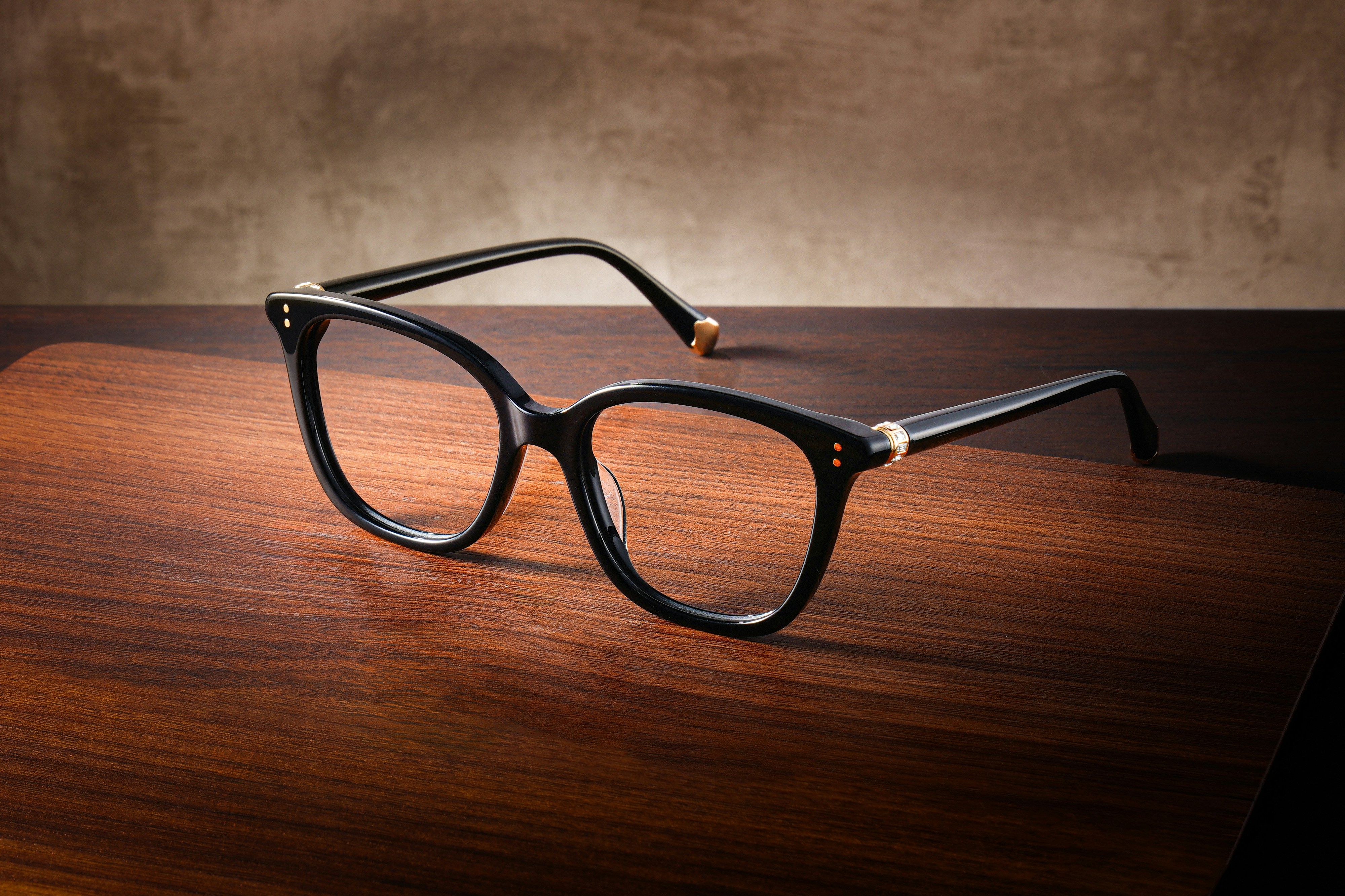 자신감 넘치는 표정으로 안경을 고쳐 쓰는 모습, 세련된 무드