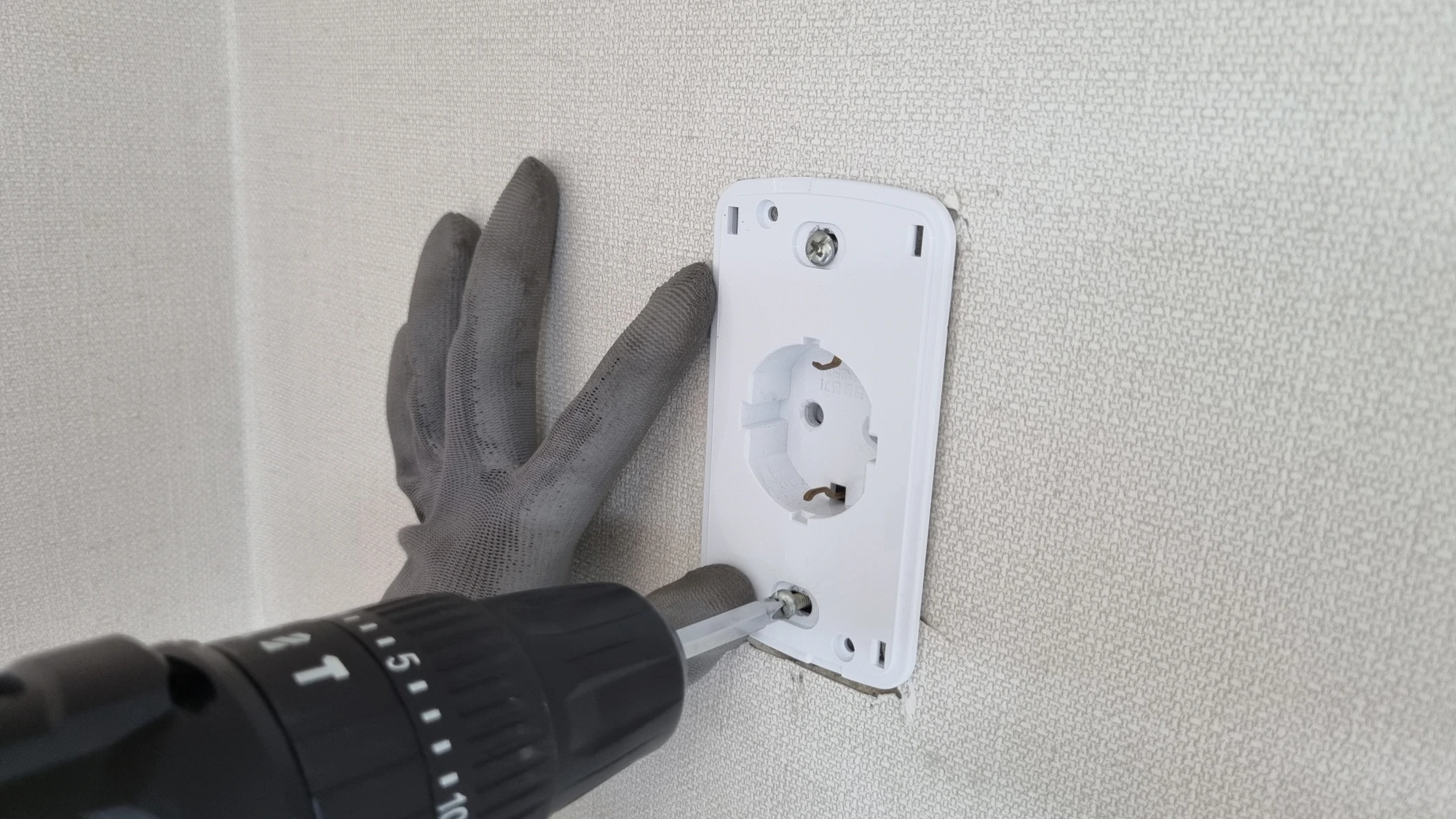 콘센트 고정 볼트 푸는 모습