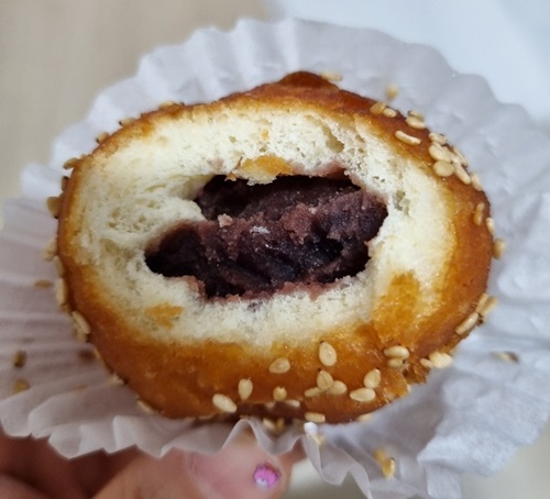 한입먹은 꿀빵사진