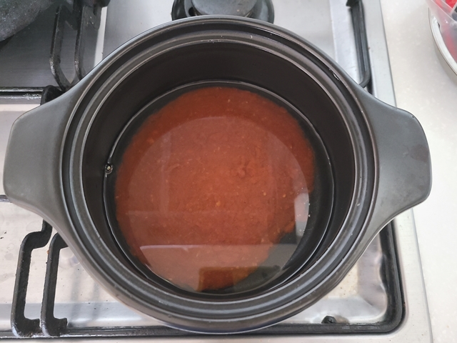 물에 순두부찌개 양념장을 푼 모습