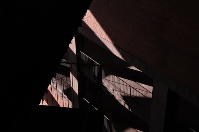 마르쿠스 아우렐리우스의 명상록과 스토아 철학을 통해 마음의 평온을 얻는 방법을 설명하는 인문학 가이드 이미지