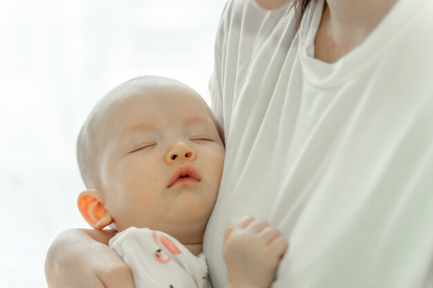 수족구 증상 격리시간 어른 전염기간 잠복기간 구내염 약 초기증상 수포