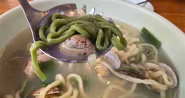 클로렐라를 넣은 녹색면이 섞인 면발의 모습