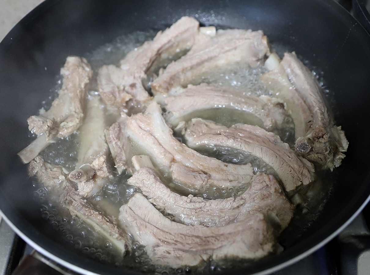 물과-조청을-넣고-졸이는-모습