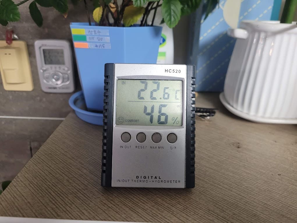 오후 1시경 온도: 20~22도 습도: 40~50% 의 적절한 상태의 온습도계