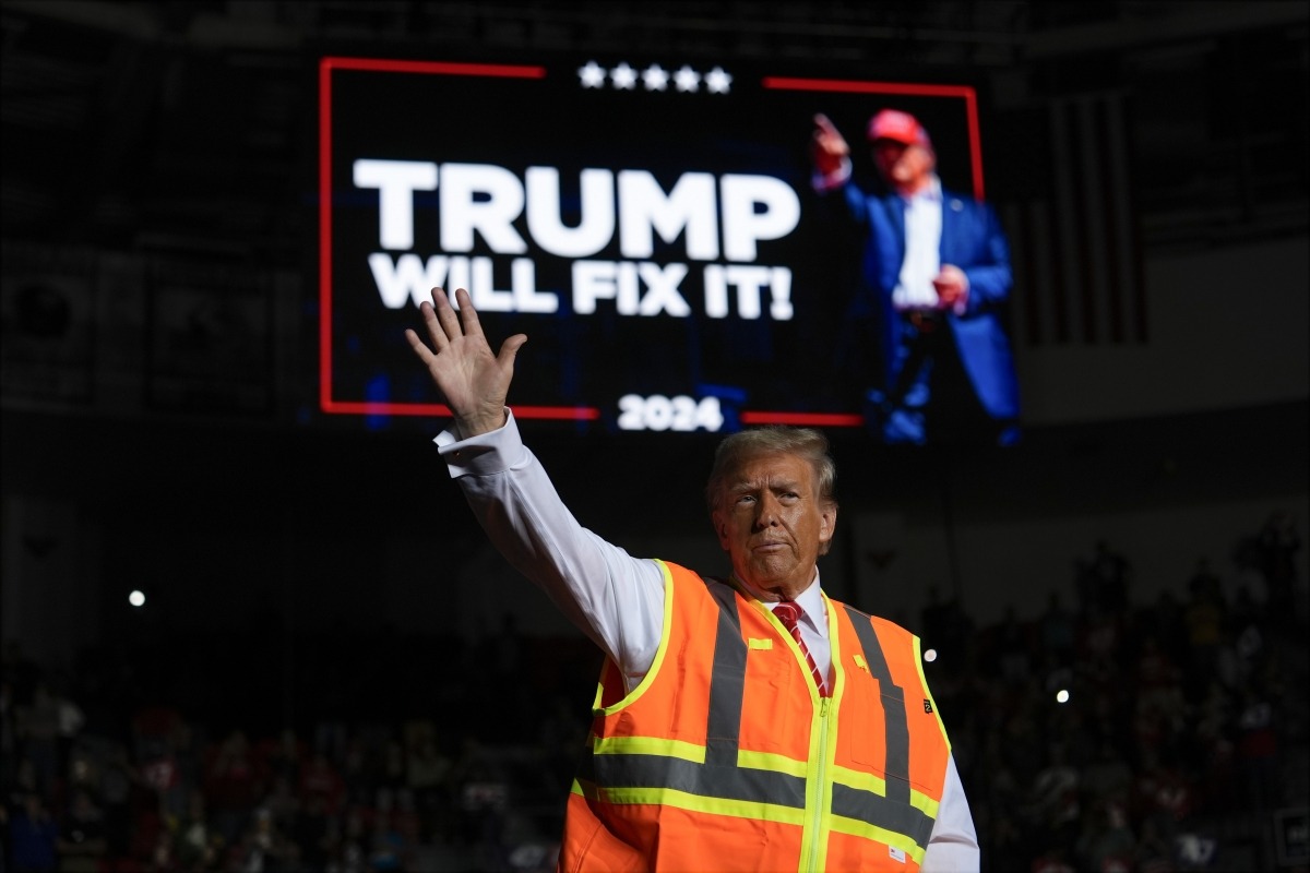 도널드 트럼프 전 대통령이 10월 30일(현지 시간) 미국 위스콘신 그린베이 레시센터에서 유세하고 있다. 그는 전날 자신의 지지자를 '쓰레기'라고 부른 조 바이든 대통령을 공격하기 위해 청소 노동자들이 착용하는 주황색 조끼를 입고 나왔다.