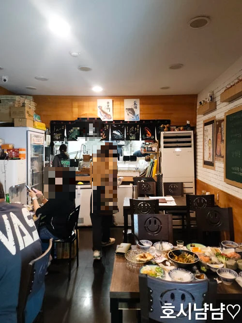 하남 신장동 스시오지상 내부 전경 – 아담한 초밥집 테이블과 주방 모습