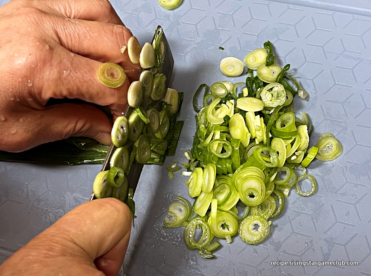 깻잎 김치 양념을 위해 파를 써는 사진