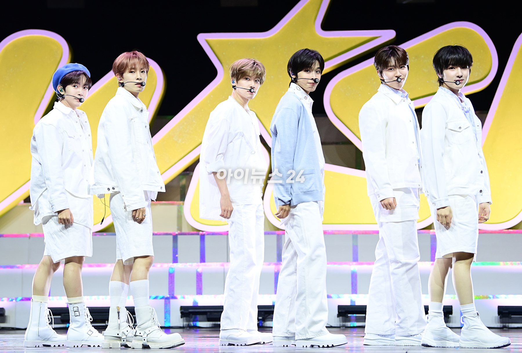 그룹 NCT 위시가 4일 오후 서울 용산구 한남동 블루스퀘어에서 열린 NCT WISH(엔시티 위시) 위시스 위시리스트(NCT WISH’s WISHLIST)&#39; 데뷔 쇼케이스에 참석해 타이틀곡 &#39;WISH&#39; 무대를 선보이고 있다. [사진=정소희 기자]