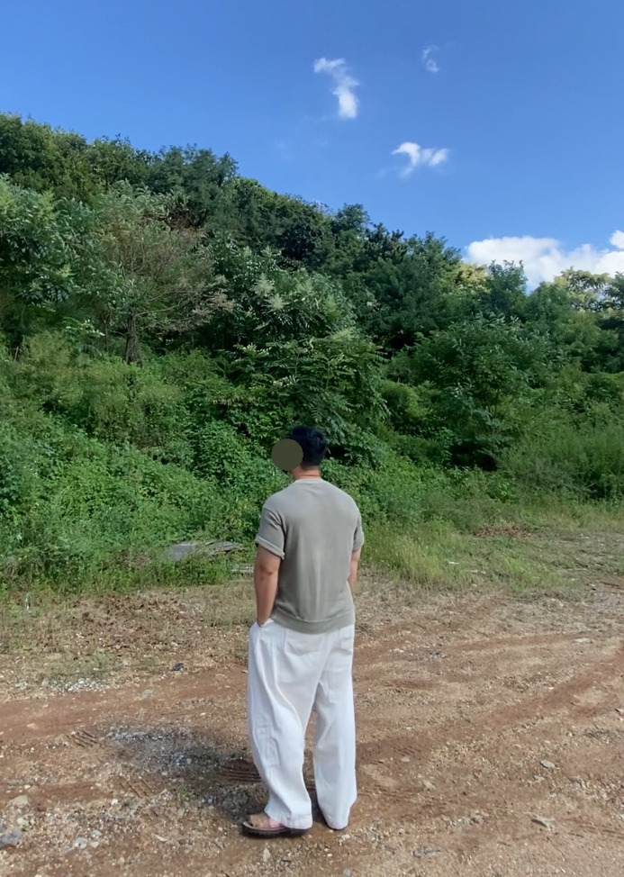 데일리룩(2025. 9. 18.)자라 ZARA 반팔 와플 빈티지 티셔츠 카키, 무신사스탠다드 무신사 데님와이드 벌룬팬츠 크림화이트, 서지컬스틸 빈티지 팔찌, 츄바스코 샌들 베이지