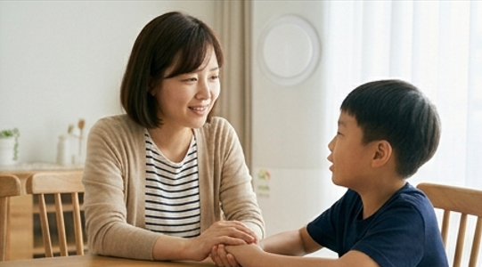 엄마와 아들이 식탁에서 마주앉아 이야기하는 장면