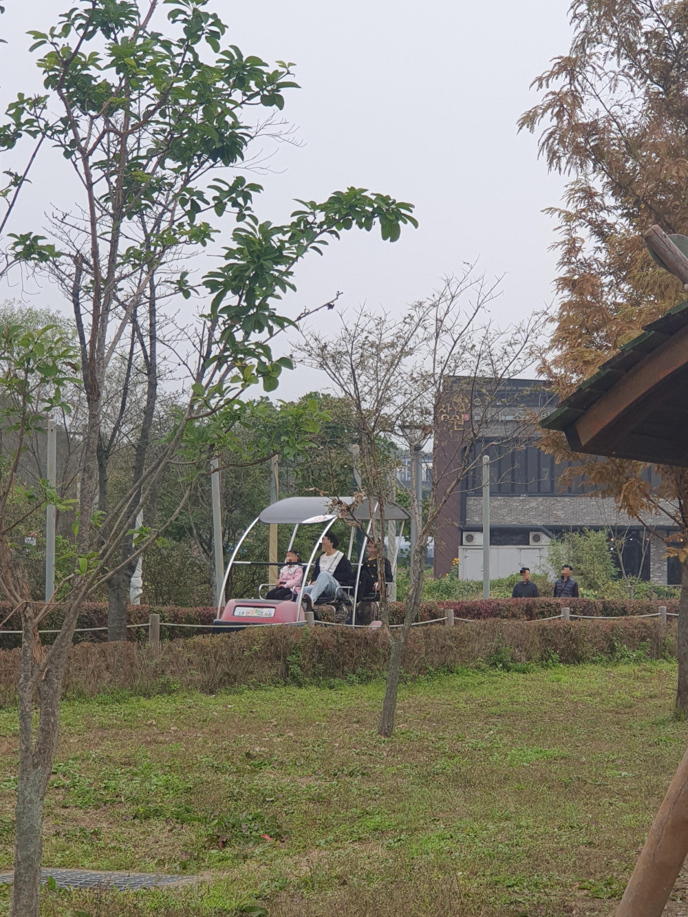 레일바이크 앞쪽에는 모녀가 타고 있다. 뒤에 걷는 사람들도 보인다.