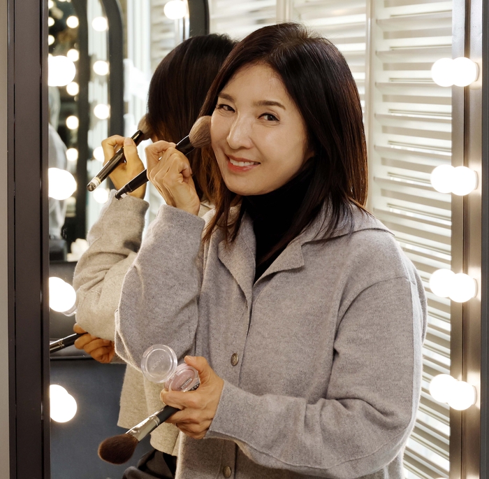 강윤선 준오헤어 대표가 포즈를 취하고 있다.