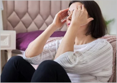 갱년기 증상으로 힘들어하는 중년 여성들 이미지