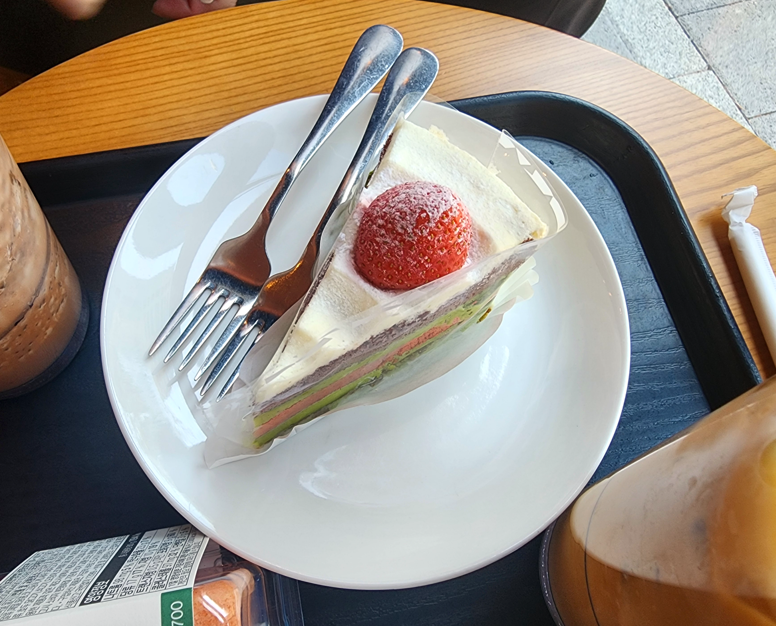 스타벅스신메뉴_피스타치오딸기생크림케이크