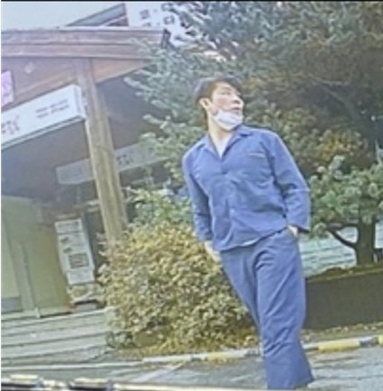 특수강도 피의자 신분으로 병원 치료를 받던 중 도주해 현재 지명수배된 김길수가 성범죄 전과도 있는 것으로 확인됐다. 사진은 도주 당시 김길수의 모습. [사진=법무부]