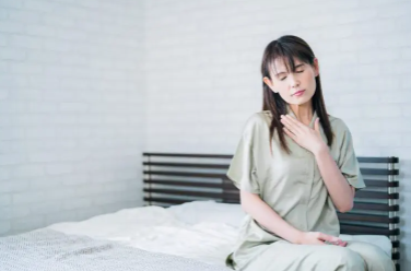 목이 아픈 여성