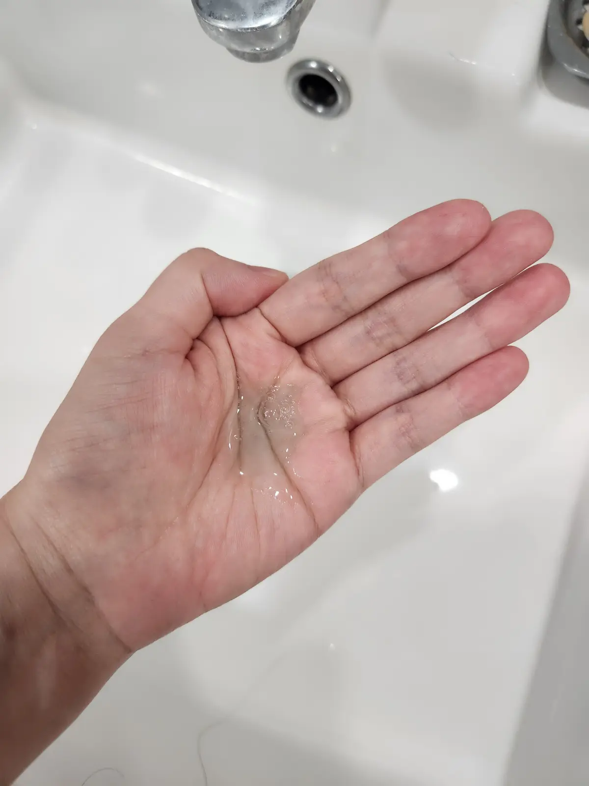 바이오더마-젤-클렌저-제형-묽고-푸른빛-시원한-향