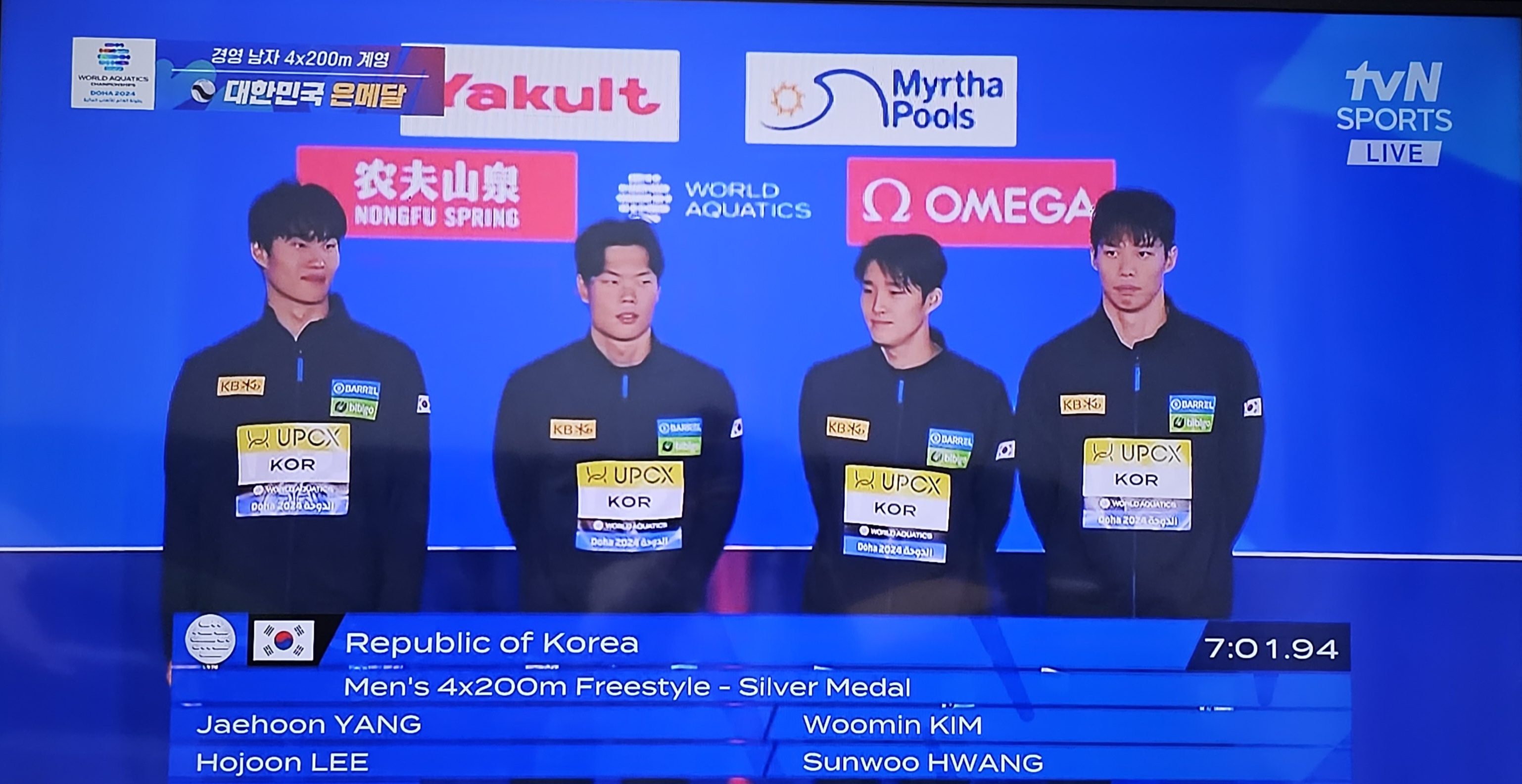 세계수영선수권대회 남자 800m 계영 메달 시상식에 선 황선우, 이호준, 김우민, 양재훈 선수
