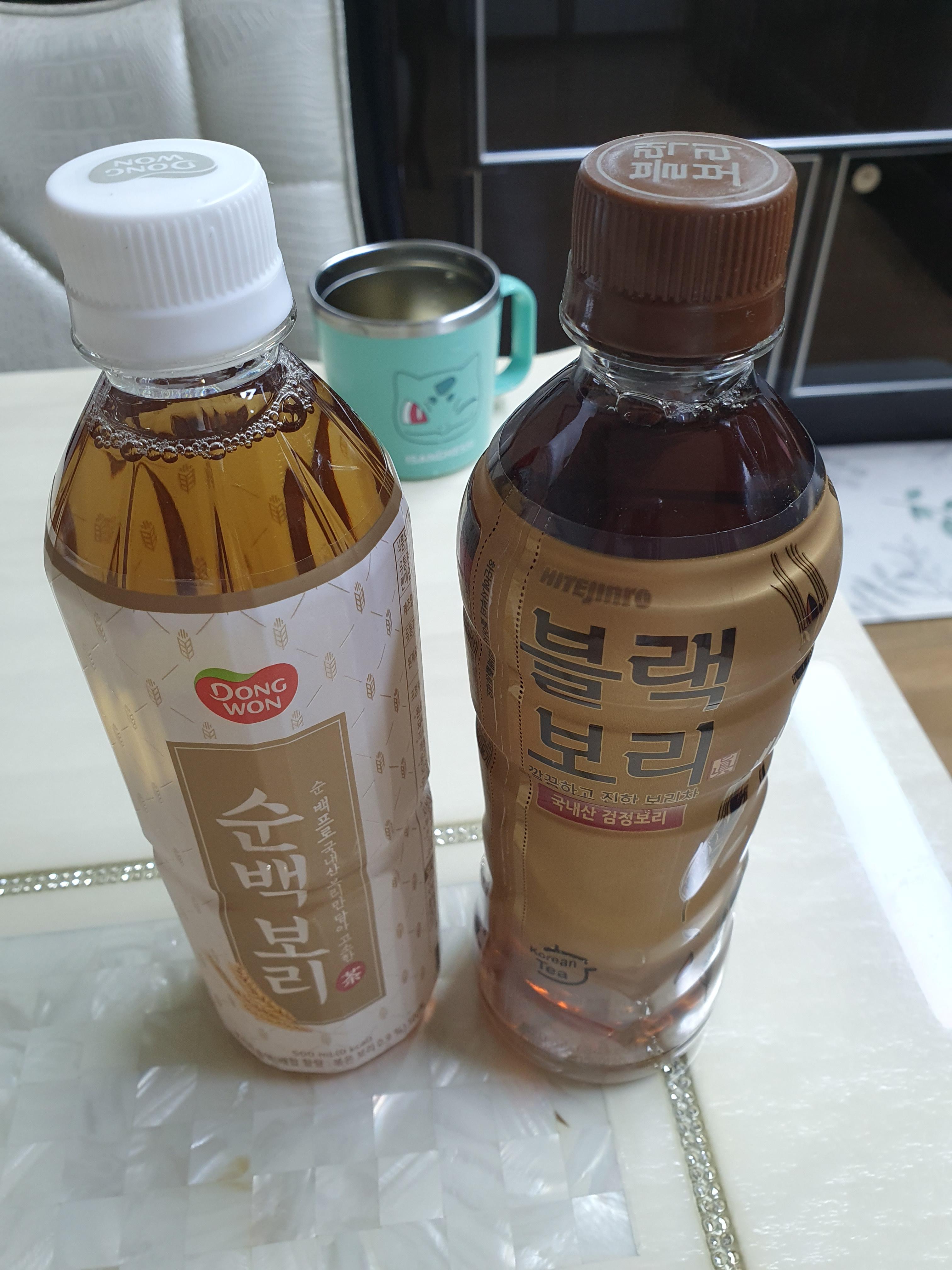 하이트진로의 블랙보리 520ml와 동원 순백보리 500ml
