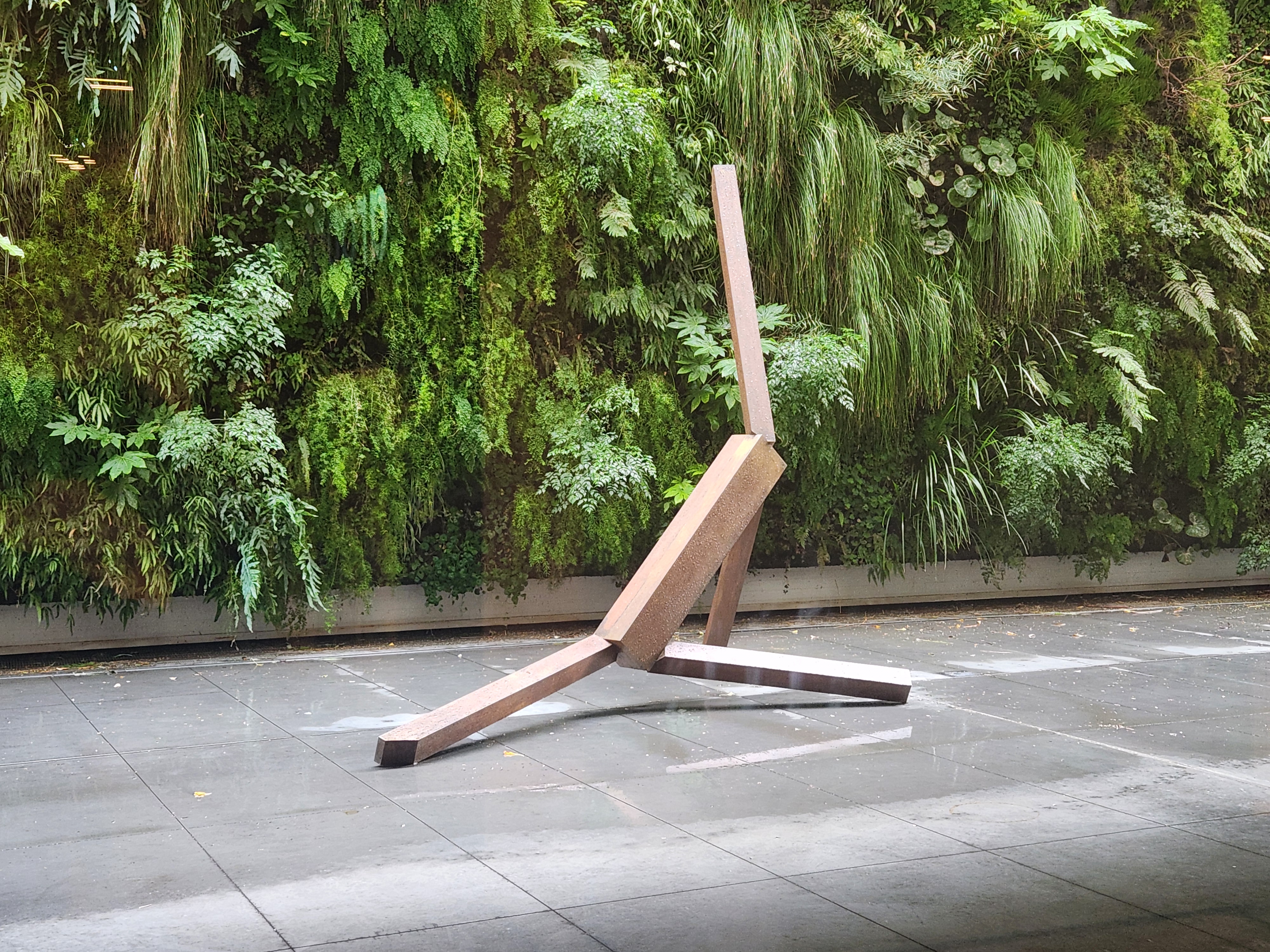 조엘 사피로의 전시된 작품을 보여주는 이미지