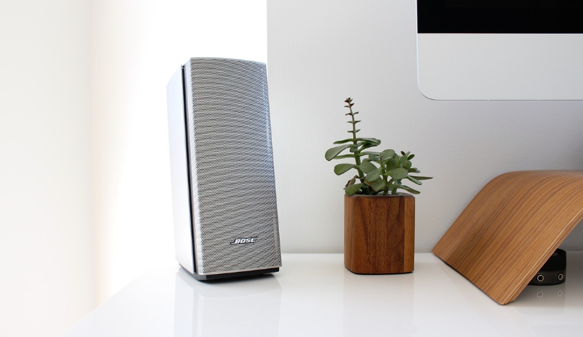 책상 위에 놓인 스피커