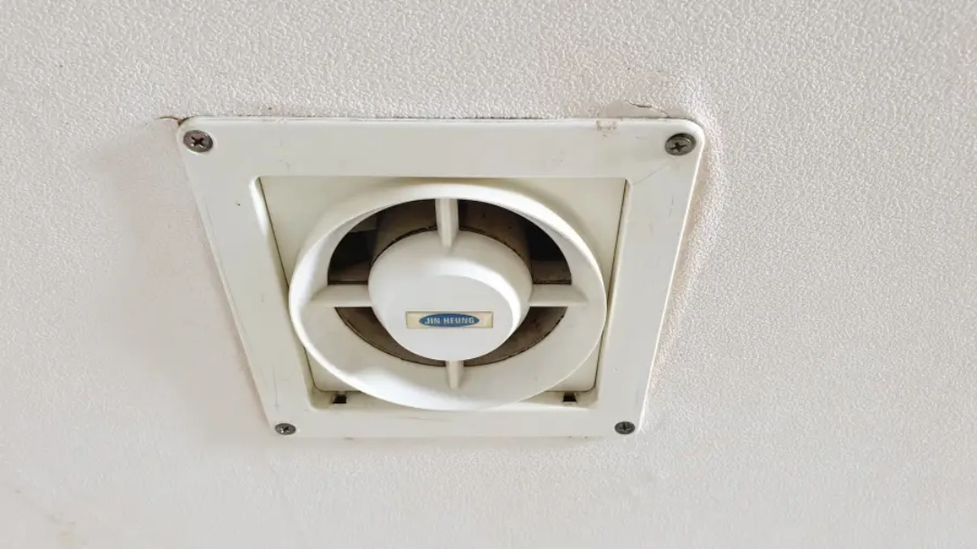 환풍기 천장 고정 모습