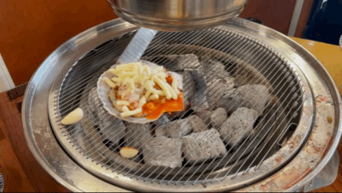 수원 숙성 고기 맛집 영포화로 - 치즈 가리비 올리는 영상