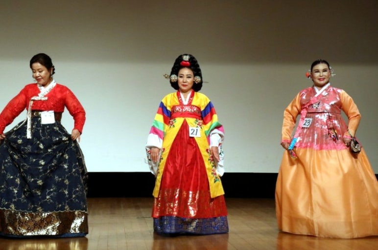 한복의 종류대로 입고 있는 사진