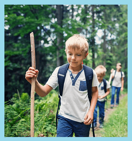 체험학습-숲속-걷는-아이들