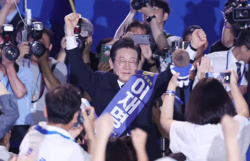 이재명 - 더불어민주당 대표 연임 성공 후 축하받는 모습