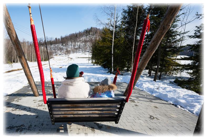 어린이 안전놀이터의 필수품, 등받이가 있는 그네!