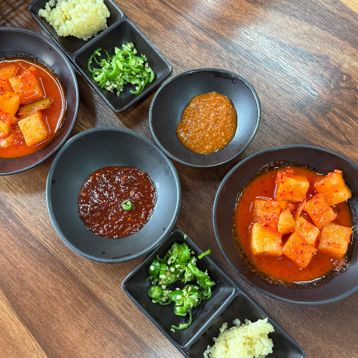 테이블위-된장-김치-고추-마늘