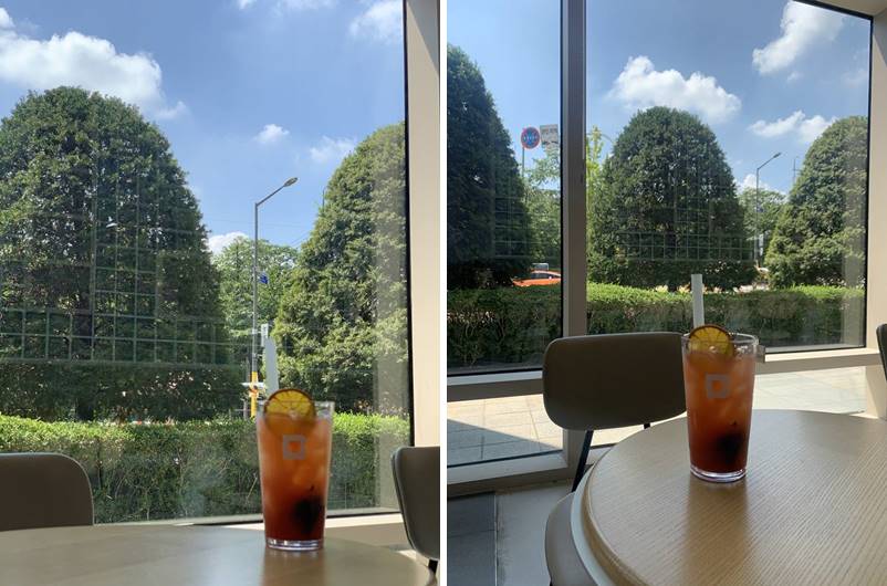 창문가 자리의 음료수