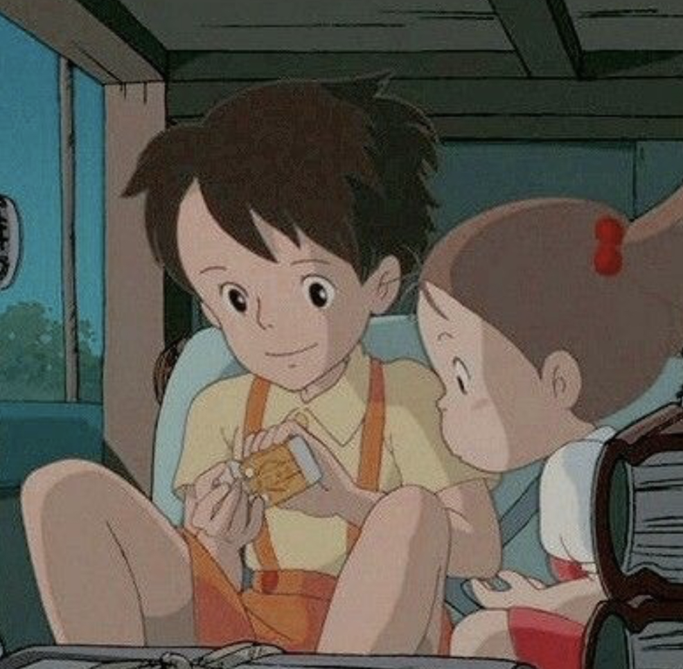 사츠키와 메이가 사탕을 꺼내고 있는 장면