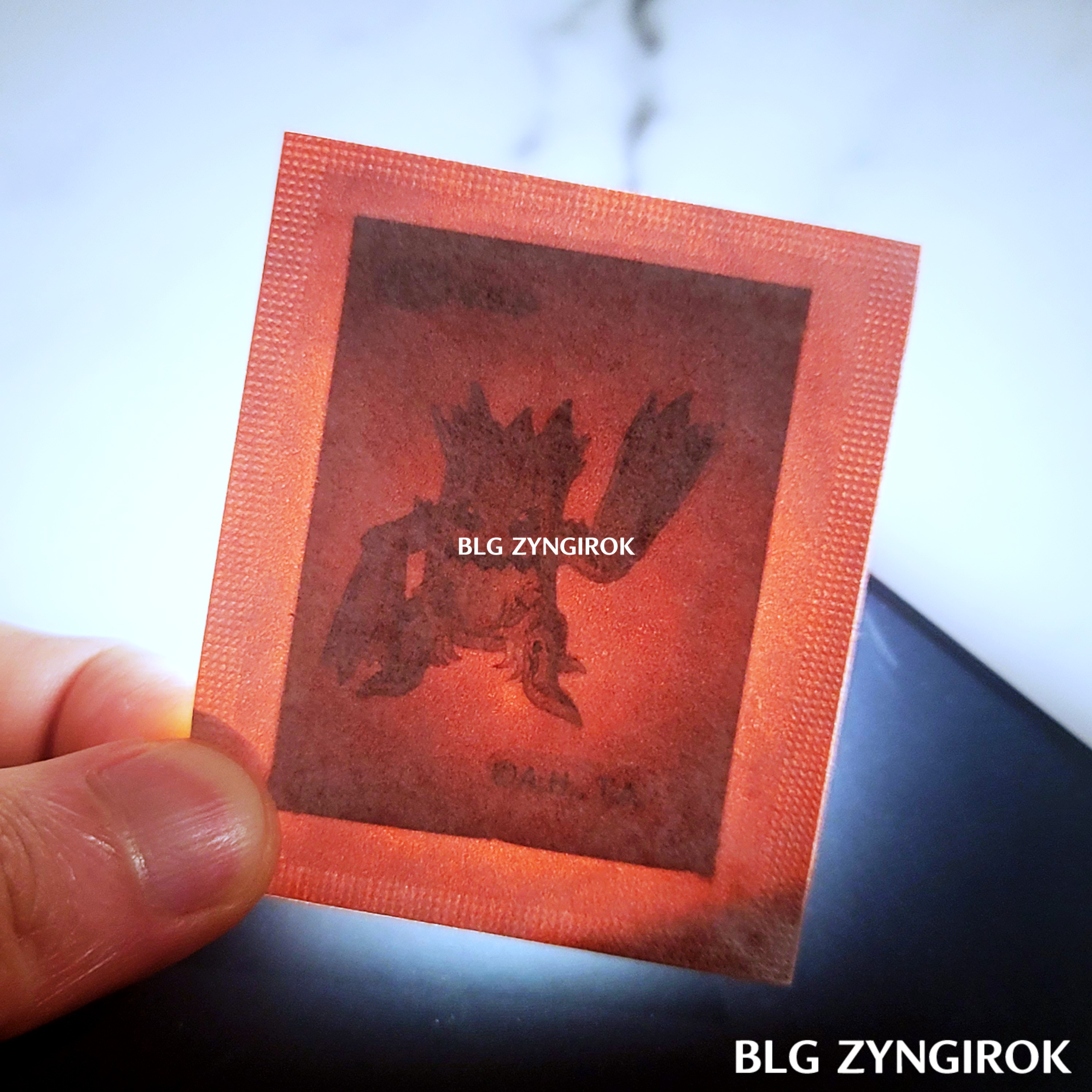 띠부띠부씰을-하나-들고있다.