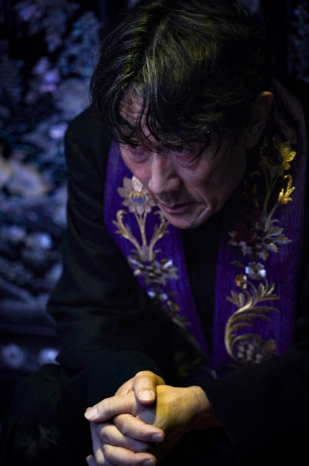 구마의식 중인 안드레아 신부