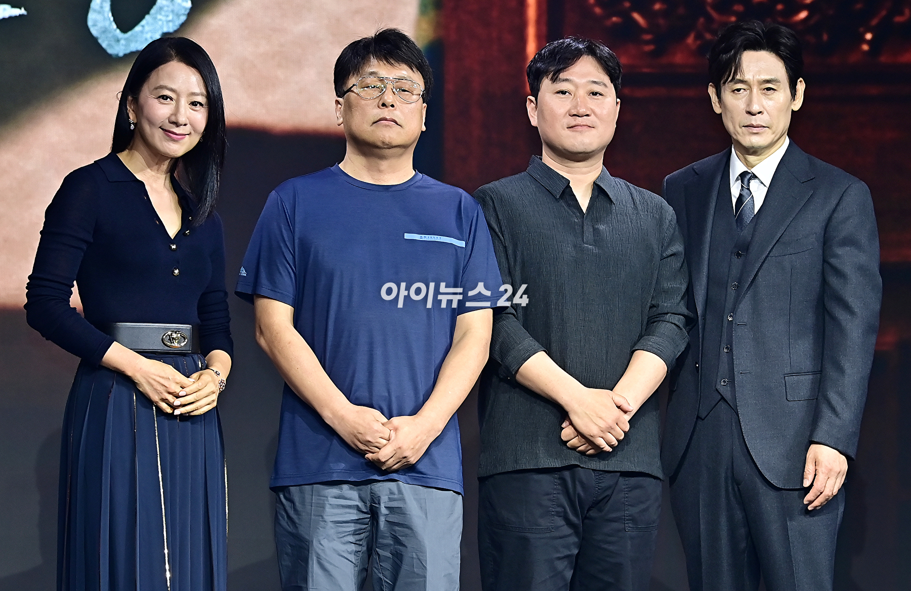 배우 김희애, 박경수 작가, 김용완 감독, 배우 설경구가 25일 오전 서울 종로구 JW 메리어트 동대문 스퀘어 서울에서 열린 넷플릭스 시리즈 '돌풍' 제작발표회에서 포즈를 취하고 있다. [사진=곽영래 기자]