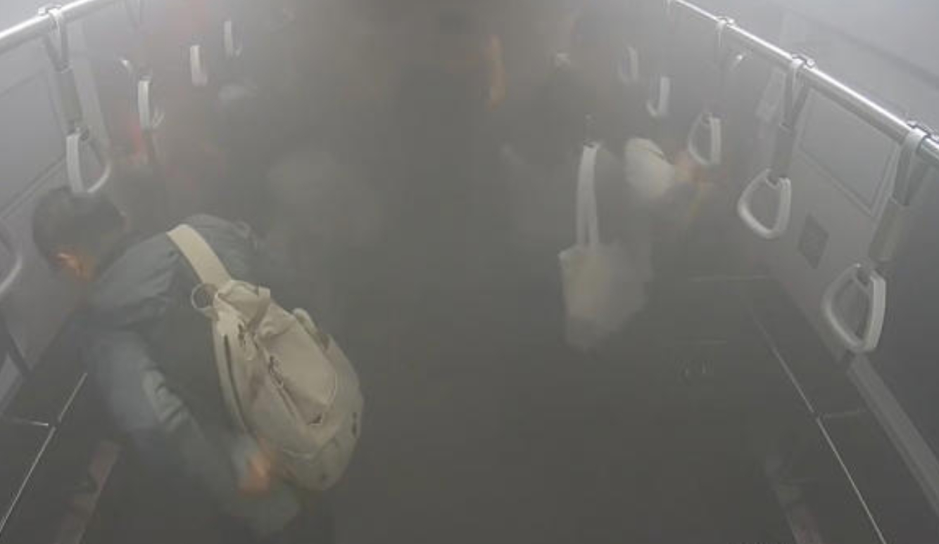 화재로 연기가 가득 차서 시야가 흐려진 지하철 내부 이미지